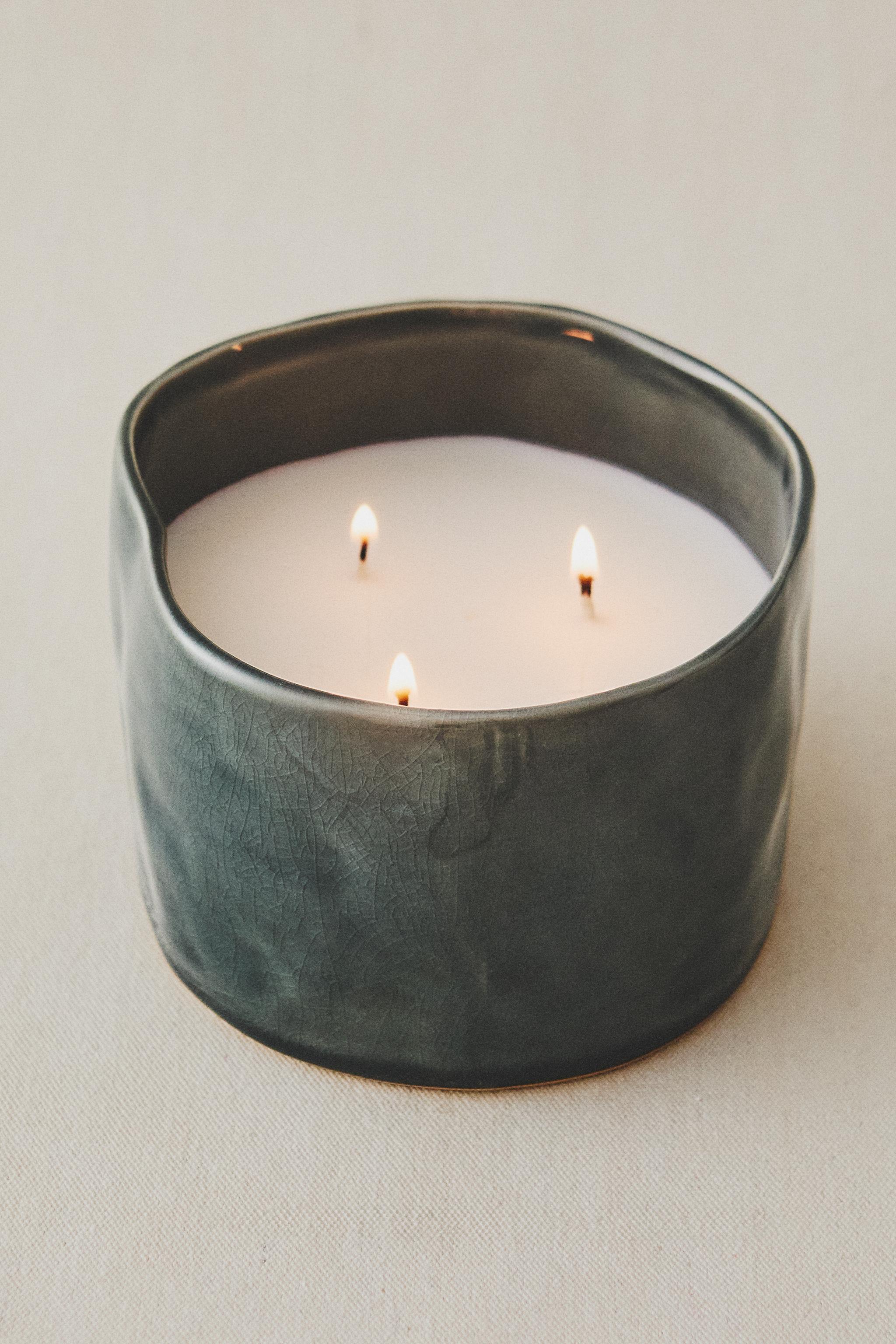 (150 G) VIBRANT ROSE SCENTED CANDLE